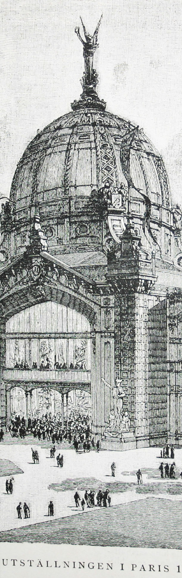 Gravure en noir et blanc représentant l’entrée d’un grand pavillon de l’Exposition Universelle de Paris de 1900.La partie basse du bâtiment, percée d’une immense ouverture, est en pierre et le dôme, très élevé, présente des structures métalliques très ouvragées. Il est surmonté d’une grande statue ailée levant haut une couronne de lauriers dans sa main droite et serrant une gerbe dans son bras gauche. La foule qui se presse à l’entrée et au balcon paraît minuscule par rapport à la taille de l’édifice.