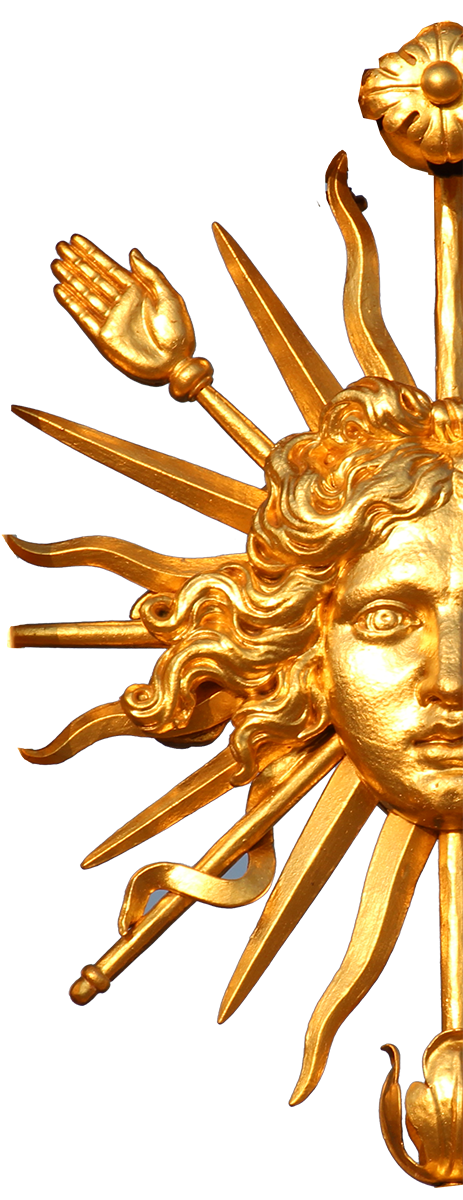 Moitié d’un visage doré à la feuille, le visage représente le soleil et il est couronné de cheveux, entouré de langues de métal figurant les rayons, dont l’une représente un sceptre.