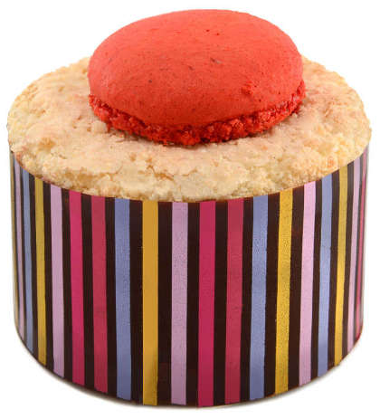 Un petit cylindre de biscuit avec un cerclage rayé multicolore, surmonté d’un macaron rose vif.