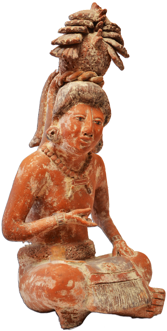 Une  statuette d’inspiration précolombienne, en terre cuite orangée ; C’est un personnage accroupi en train de parler et appuyant son discours par un geste de la main. Sur ses cheveux ramenés en arrière, il porte une haute coiffure de plantes et de pierres, fixée par une torsade. Il est vêtu d’un pagne à ceinture épaisse et à bords frangés. Ses lobes d’oreilles sont largement percés et il porte un bracelet à chaque poignet et un collier de grosses perles, fermé sur la poitrine par une barrette.
